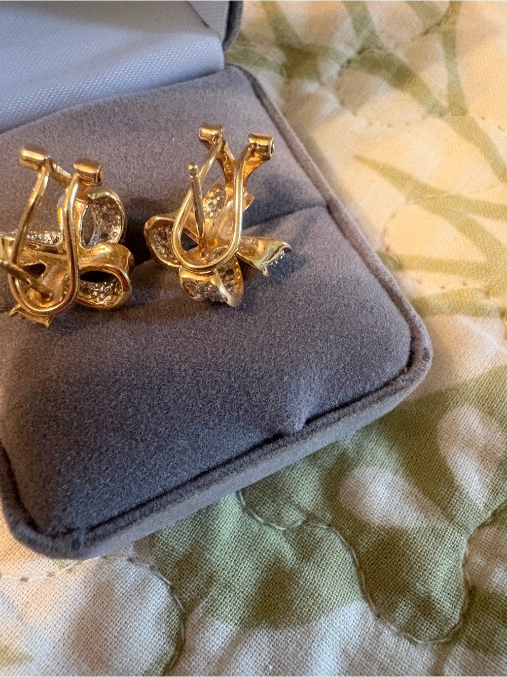 Ribbon 🎀 or Pinwheel shaped genuine Diamond 💎 studs 14k gold . Dazzling pair. - Picture 6 of 10